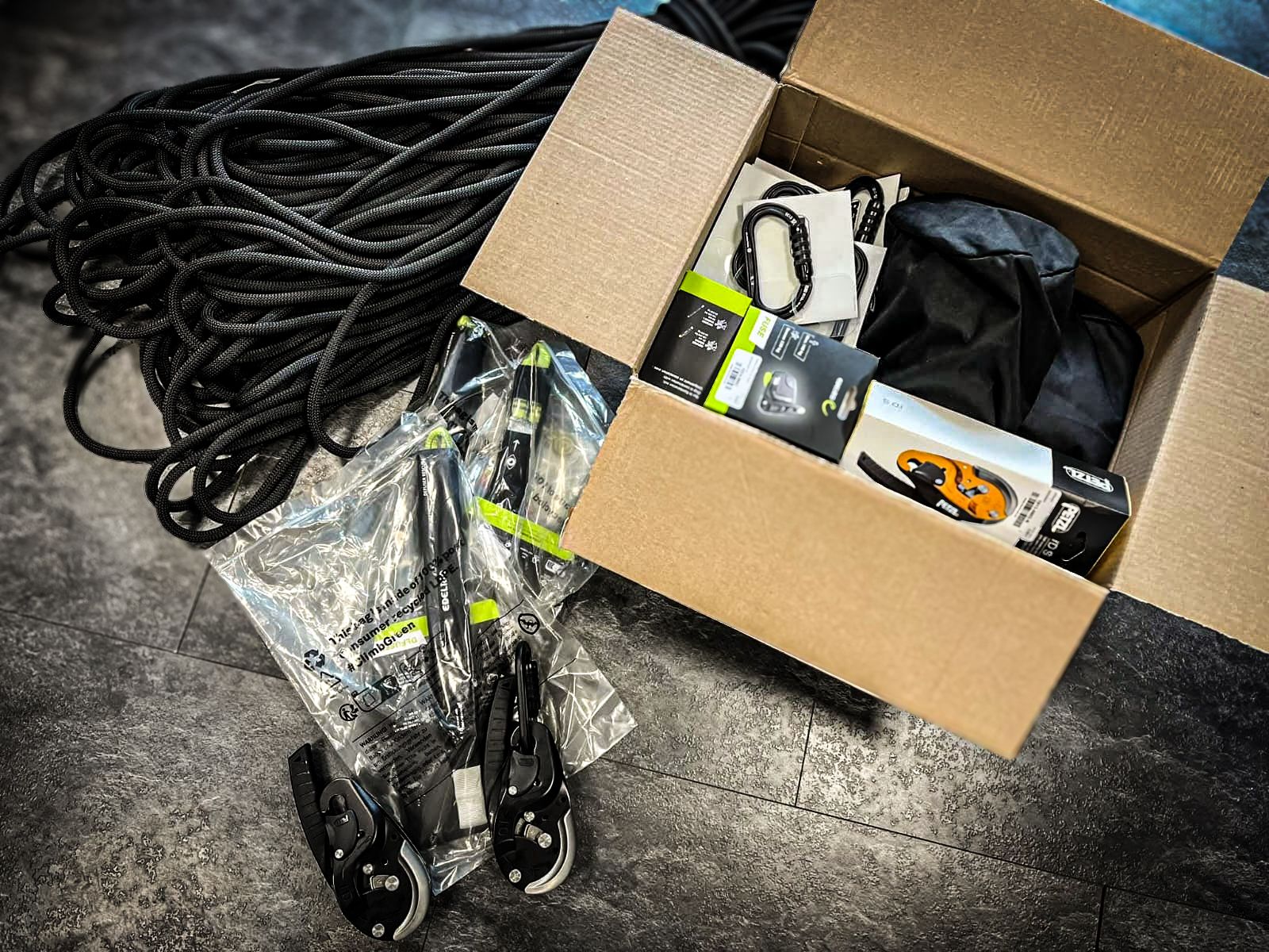 Abseil-Ausrüstung mit Seilen, Umlenkrollen und weiterer Hardware zur Vorbereitung von Training und Veranstaltungen