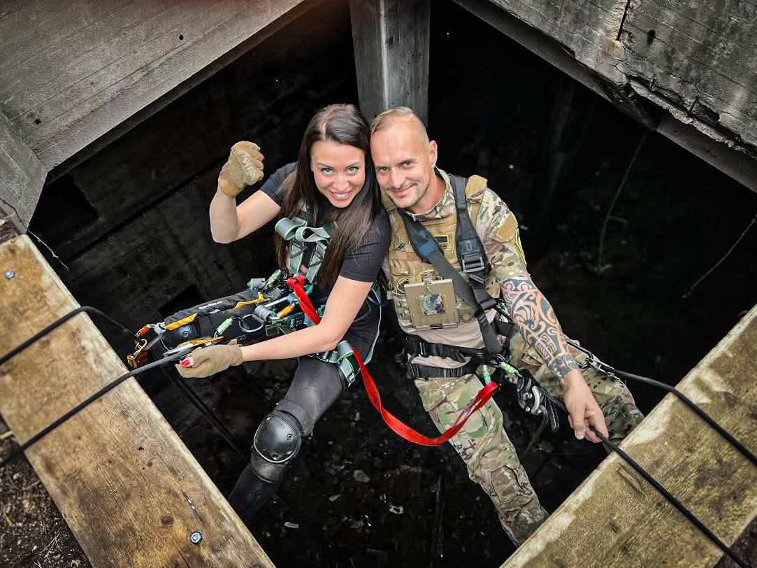 Teilnehmer bei einem Abseil-Event im urbanen Gelände mit Seilsicherung und Kletterausrüstung