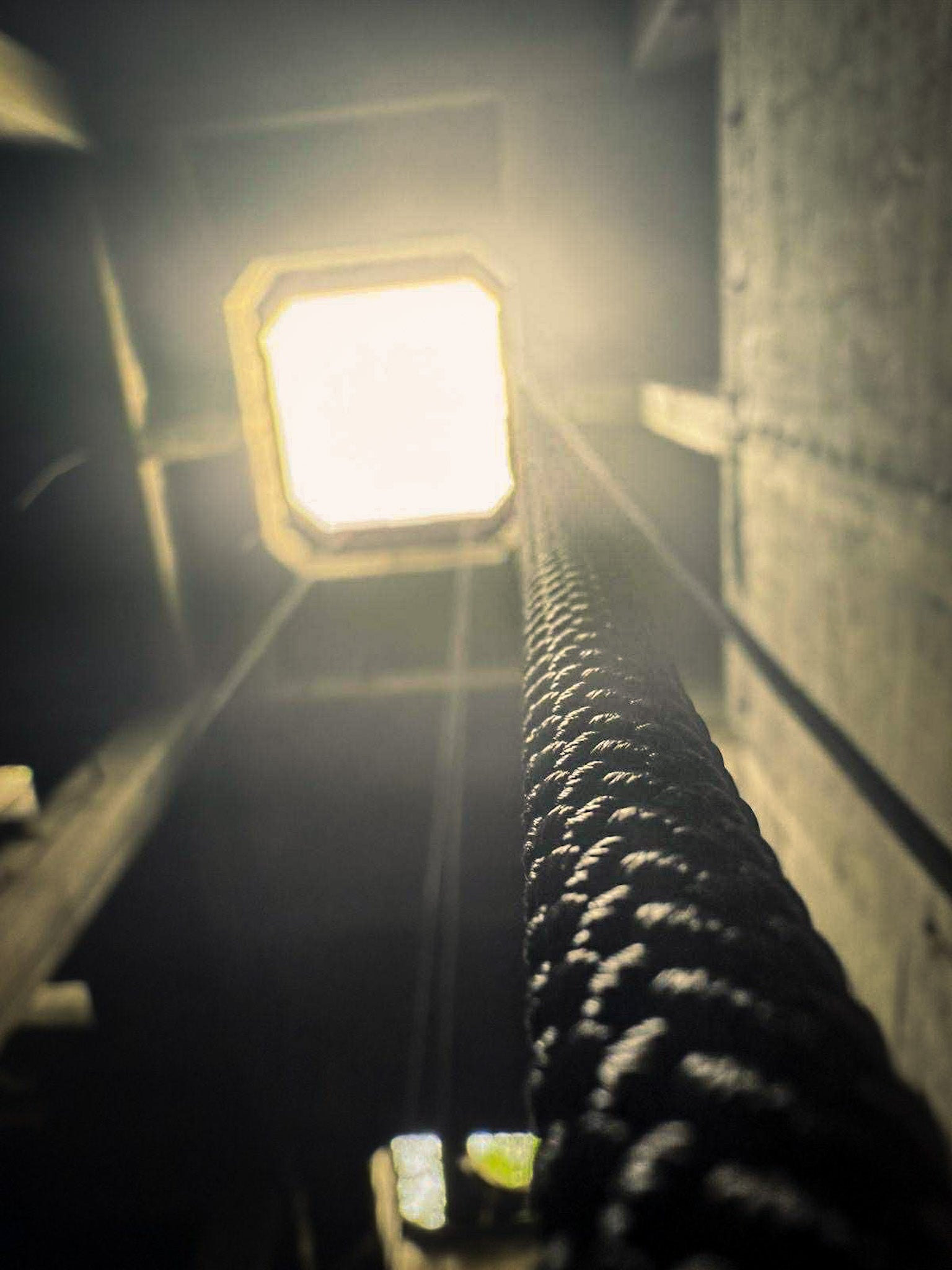 Seil für das Abseilen in einem Bunker mit Blick nach oben zur Lichtöffnung