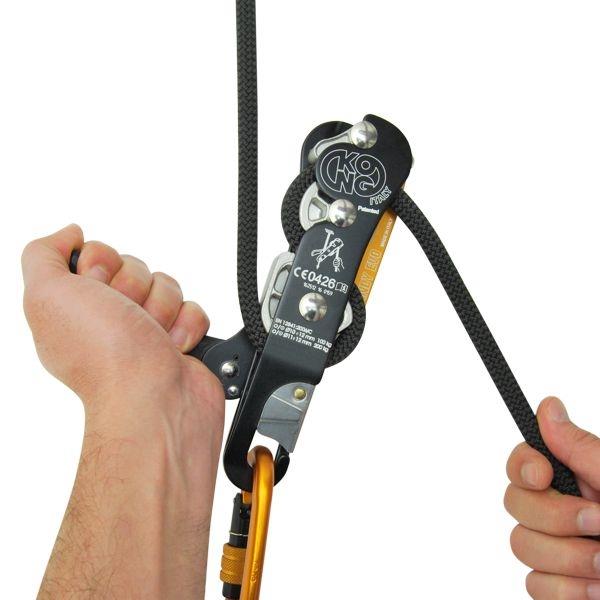 Abseilgerät KONG Indy Evo Plus bei der Handhabung mit beiden Händen am Seil