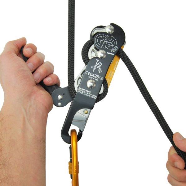 Abseilgerät KONG Indy Evo Plus bei der Bedienung mit der Hand am Seil