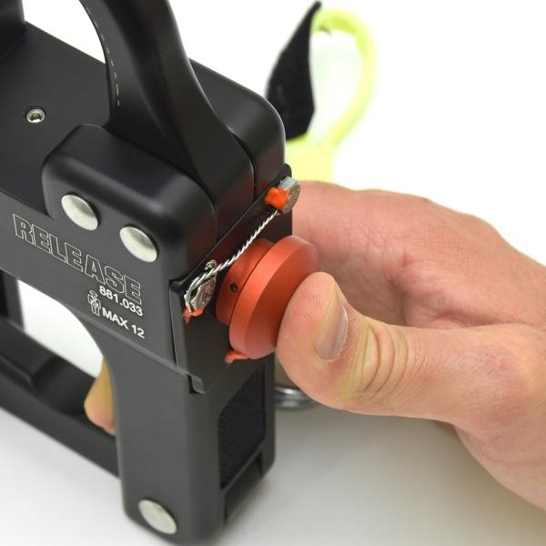 KONG Quick Release 881.033 – Betätigung des Auslöseknopfs zur schnellen Freigabe