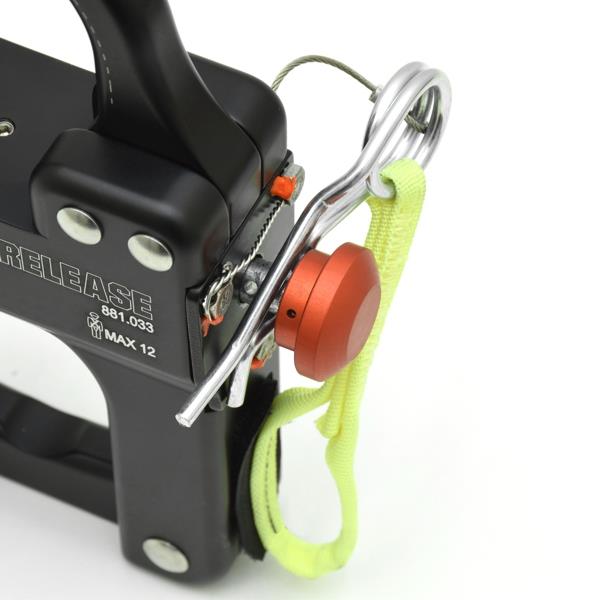 Detailansicht KONG Quick Release 881.033 mit Auslöseknopf und Sicherungsmechanismus für Hubschrauber-Rettung