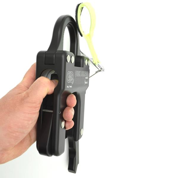 KONG Quick Release 881.033 in der Hand – Seitenansicht für Handling und Größenvergleich