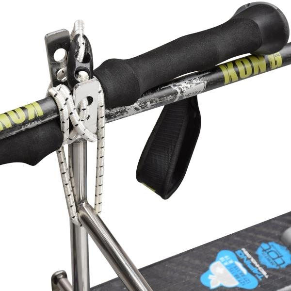 Detailansicht KONG Schneerettungs-Kit – Befestigung am Skistockgriff mit Adapter und Schlinge