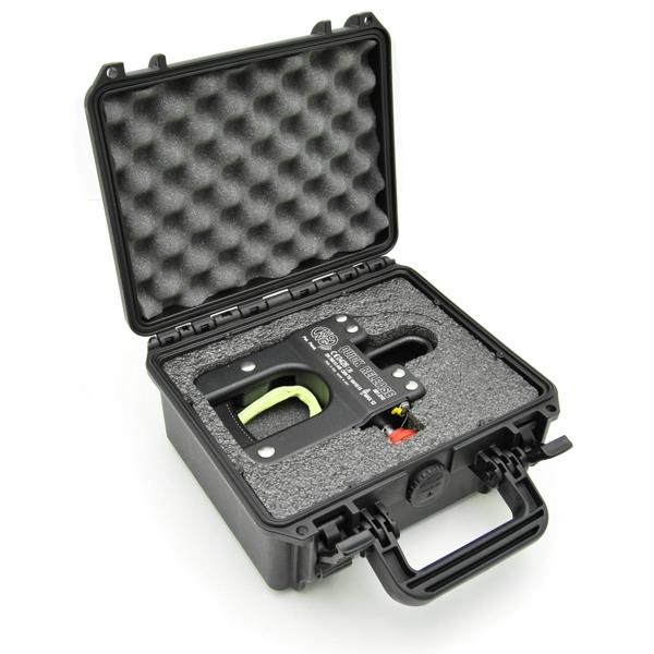 Geöffneter KONG Transportkoffer mit Schaumeinlage und Quick Release Gerät für sicheren Transport